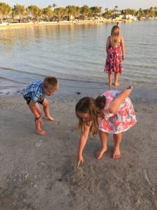 Buzymum - The kids looking for hermit crabs in Alcudia