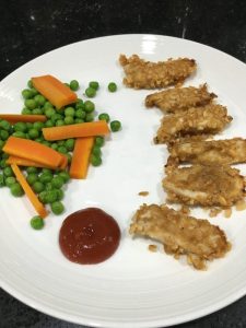 Buzymum - Pop Chicken Nuggets served with peas, carrots and tomato sauce