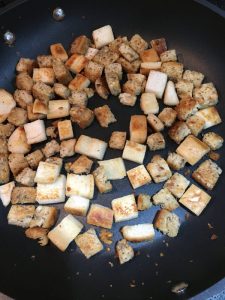Buzymum - Frying croutons in olive oil