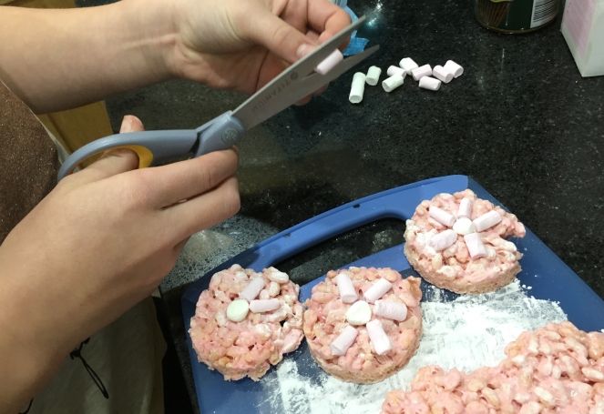 Buzymum - Snipping mini marshmallows to make flower decorations