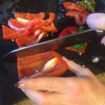 Buzymum - Slicing pepper after deseeding